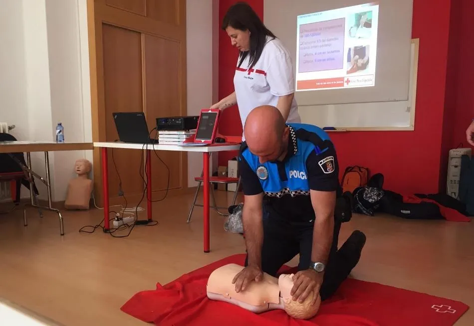 Foto 2 - Agentes de Polic&iacute;a actuales y futuros aprenden a manejar los desfibriladores  