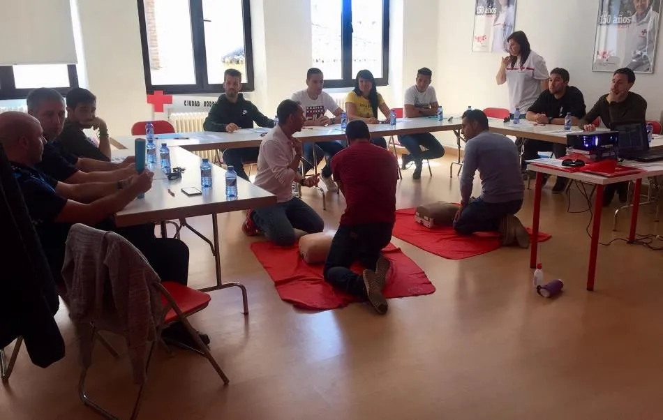 Foto 8 - Agentes de Polic&iacute;a actuales y futuros aprenden a manejar los desfibriladores  