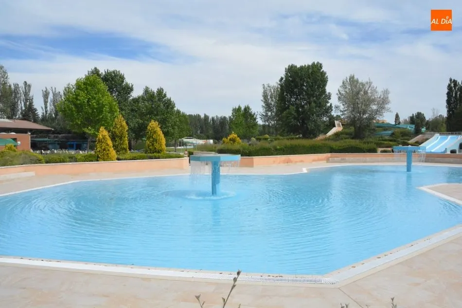 Foto 4 - Las piscinas municipales reciben a los primeros ba&ntilde;istas  