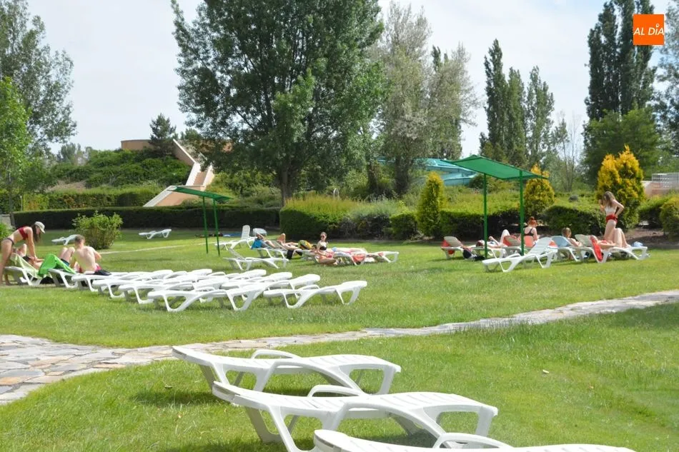 Foto 3 - Las piscinas municipales reciben a los primeros ba&ntilde;istas  