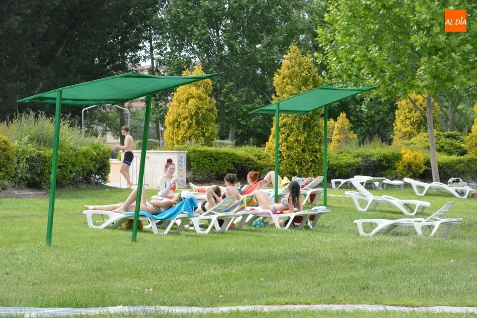 Foto 2 - Las piscinas municipales reciben a los primeros ba&ntilde;istas  