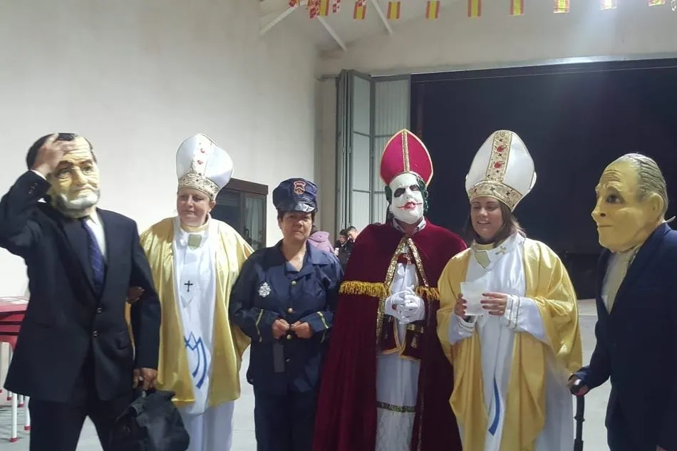 Foto 6 - El desfile de disfraces anima el inicio de las fiestas de San Antonio en Gejo de los Reyes  