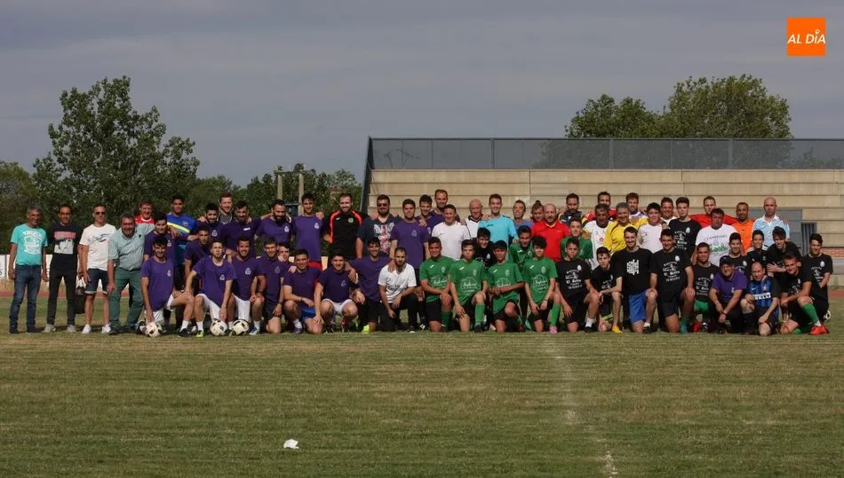 La familia del CDF Vitigudino disfrutaba de unos partidillos para seguir haciendo afición / CORRAL