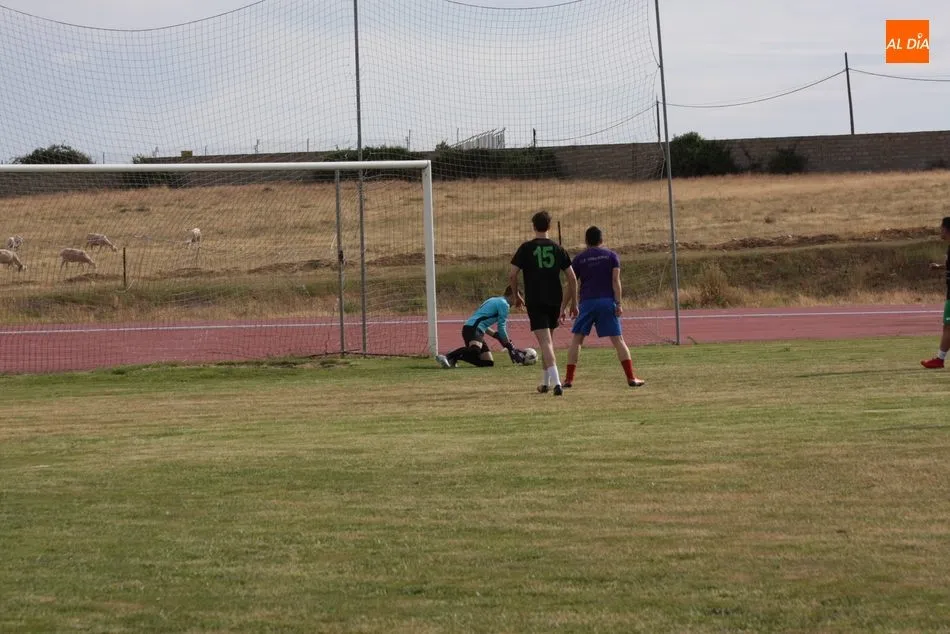 Foto 3 - El CDF Vitigudino celebra su 25&ordm; aniversario con f&uacute;tbol y un vino de honor  