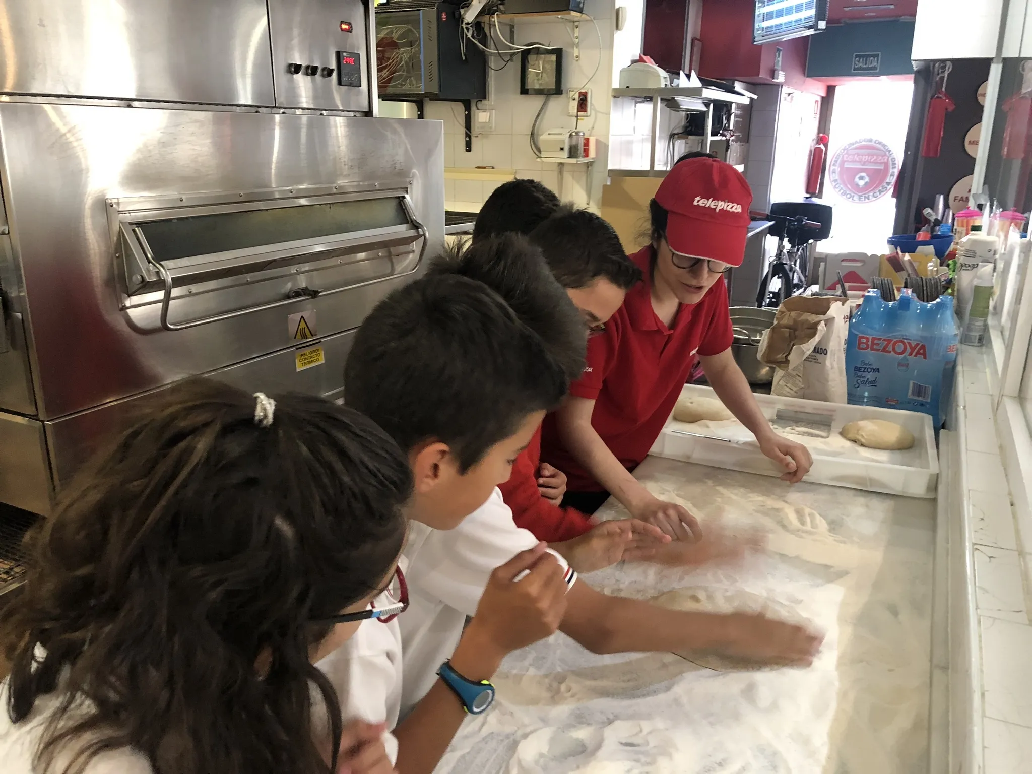 Foto 11 - Los alumnos del Colegio Trinitarios pasan una ma&ntilde;ana entre los fogones del Telepizza