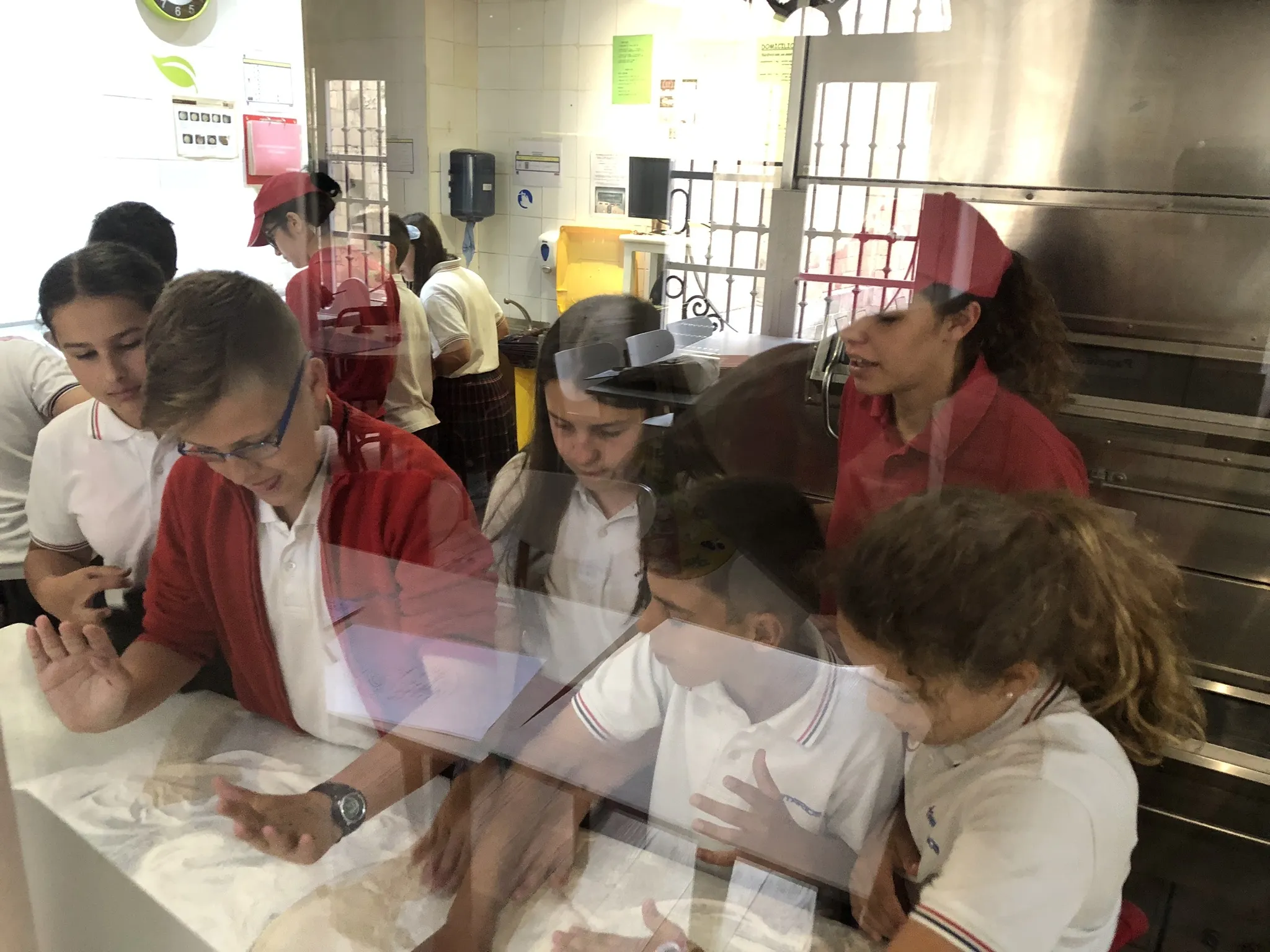 Foto 10 - Los alumnos del Colegio Trinitarios pasan una ma&ntilde;ana entre los fogones del Telepizza