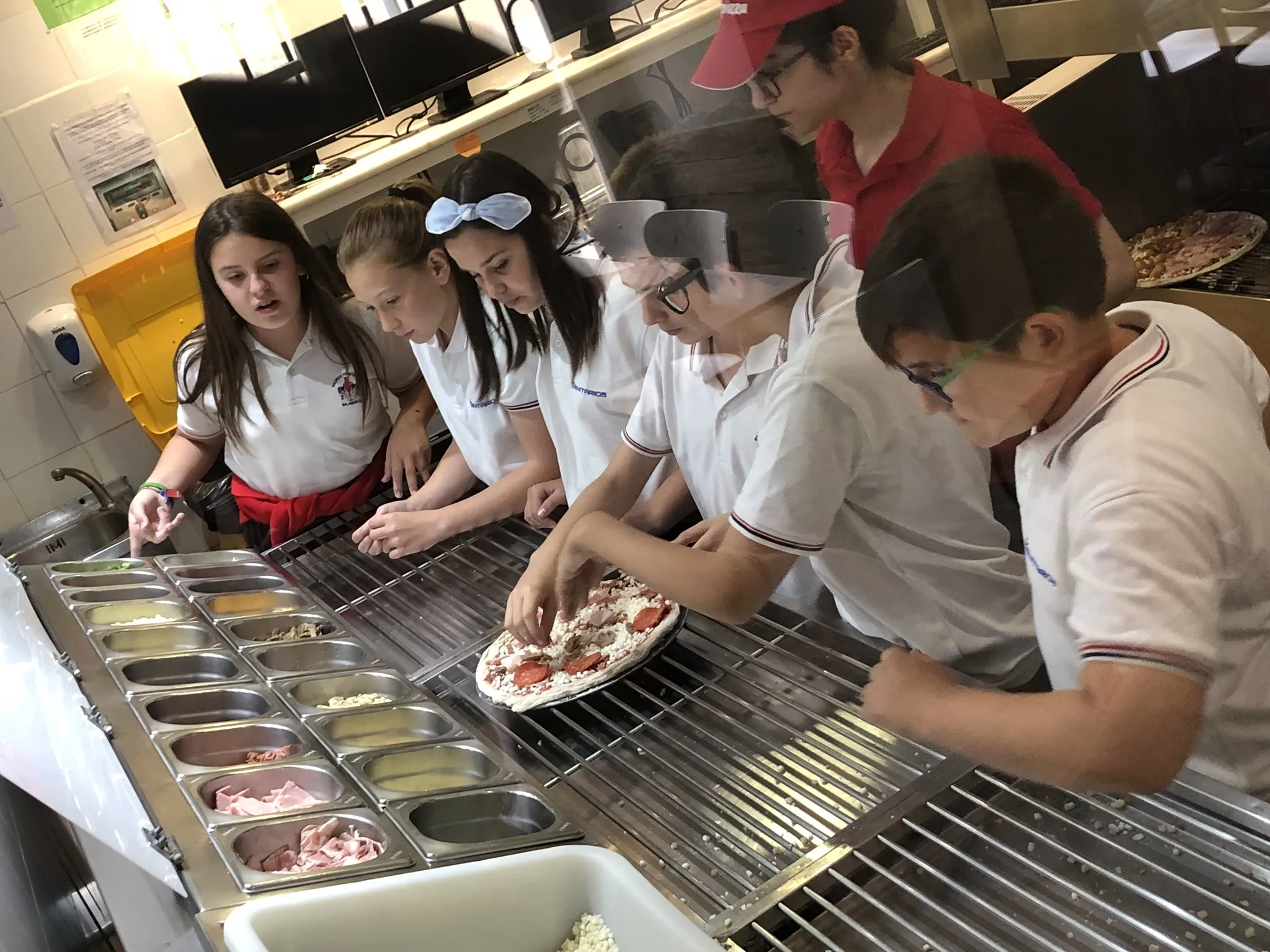 Foto 9 - Los alumnos del Colegio Trinitarios pasan una ma&ntilde;ana entre los fogones del Telepizza