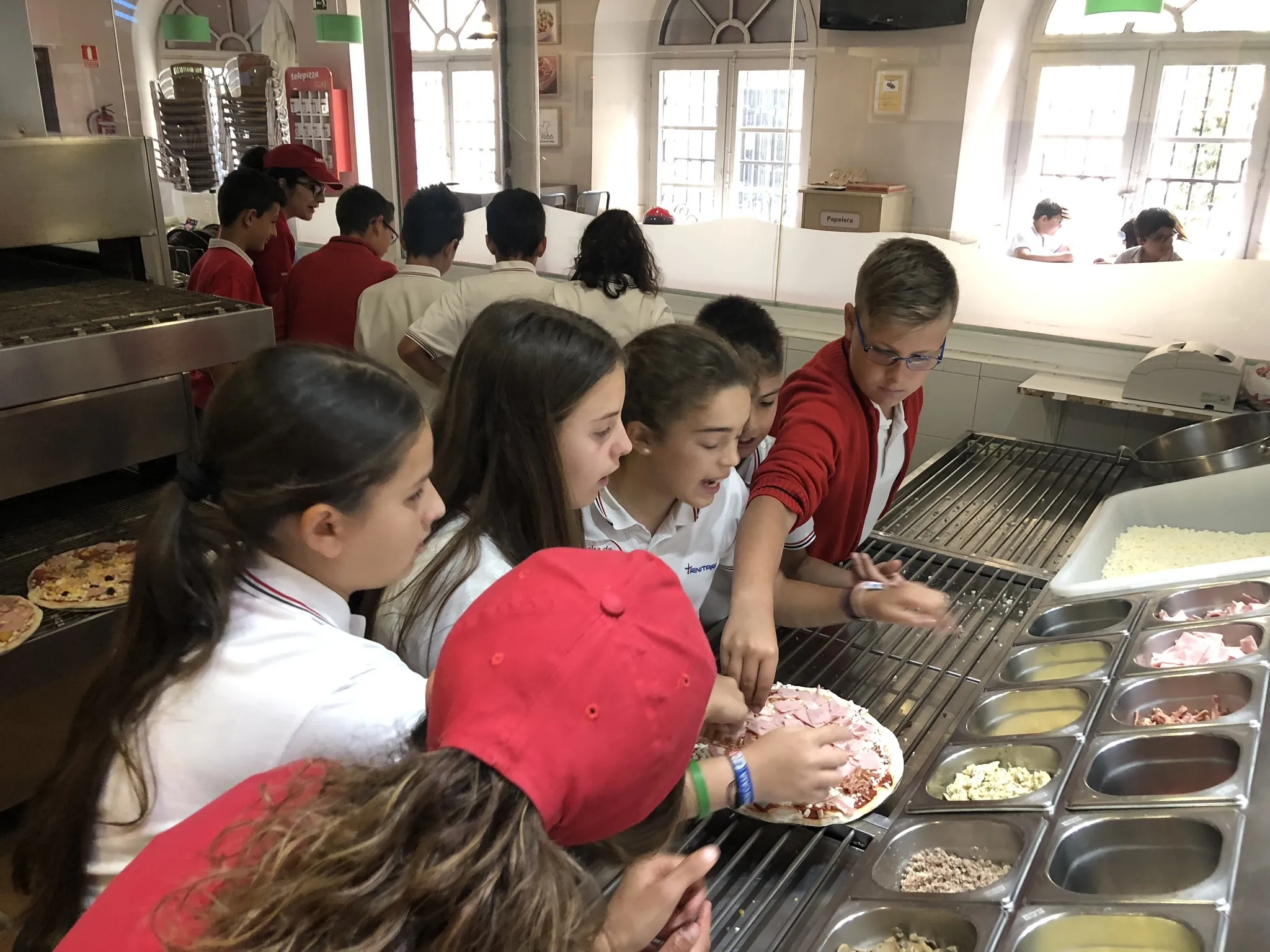 Foto 8 - Los alumnos del Colegio Trinitarios pasan una ma&ntilde;ana entre los fogones del Telepizza