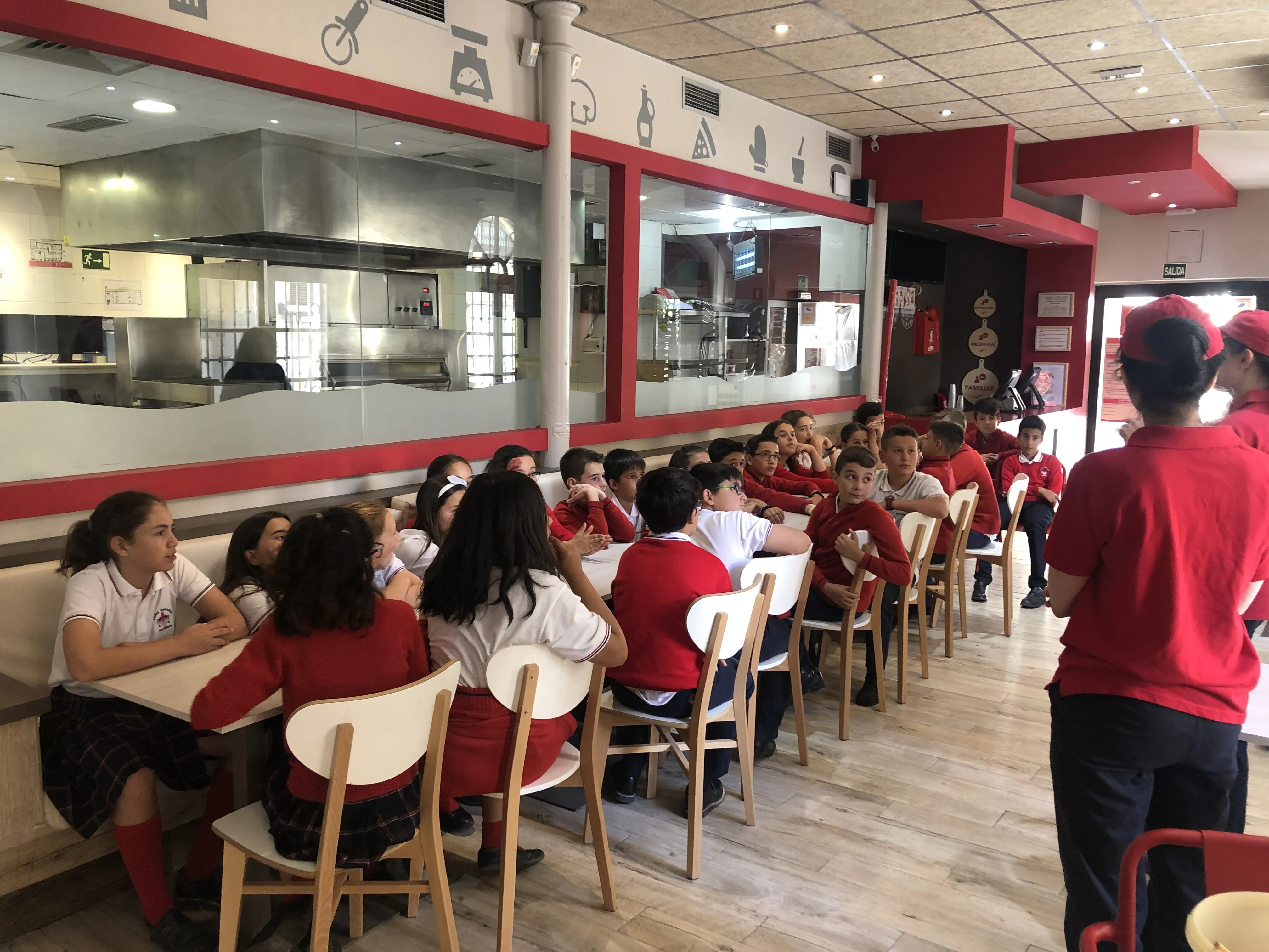 Foto 7 - Los alumnos del Colegio Trinitarios pasan una ma&ntilde;ana entre los fogones del Telepizza
