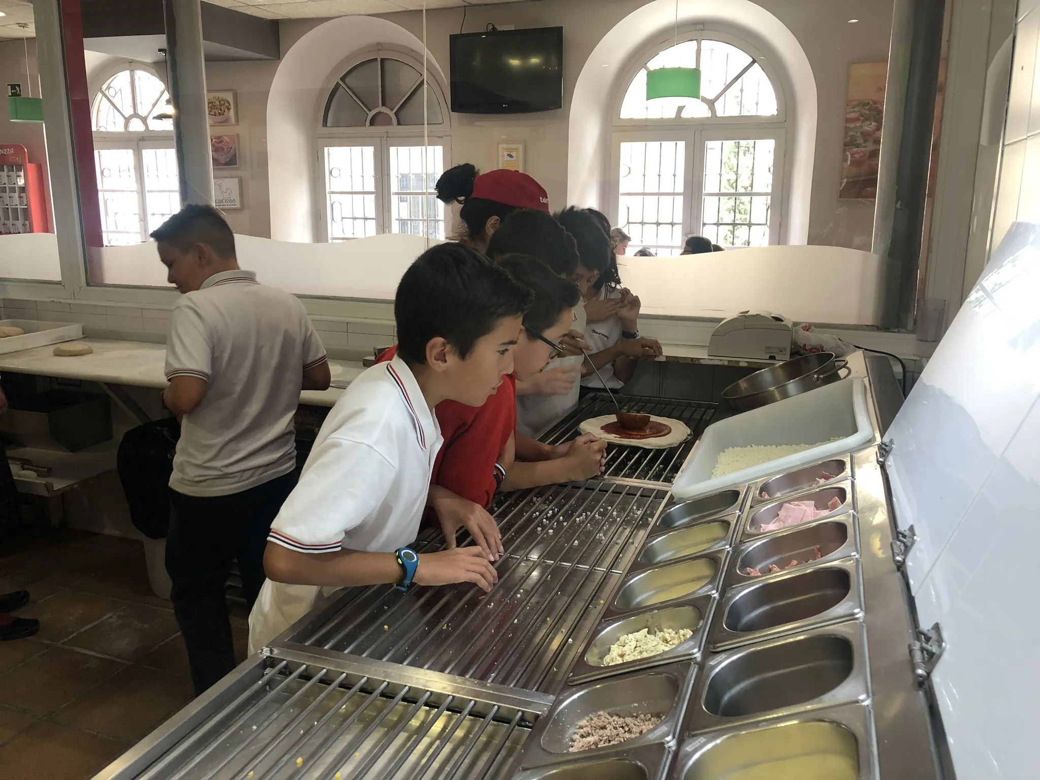 Foto 5 - Los alumnos del Colegio Trinitarios pasan una ma&ntilde;ana entre los fogones del Telepizza
