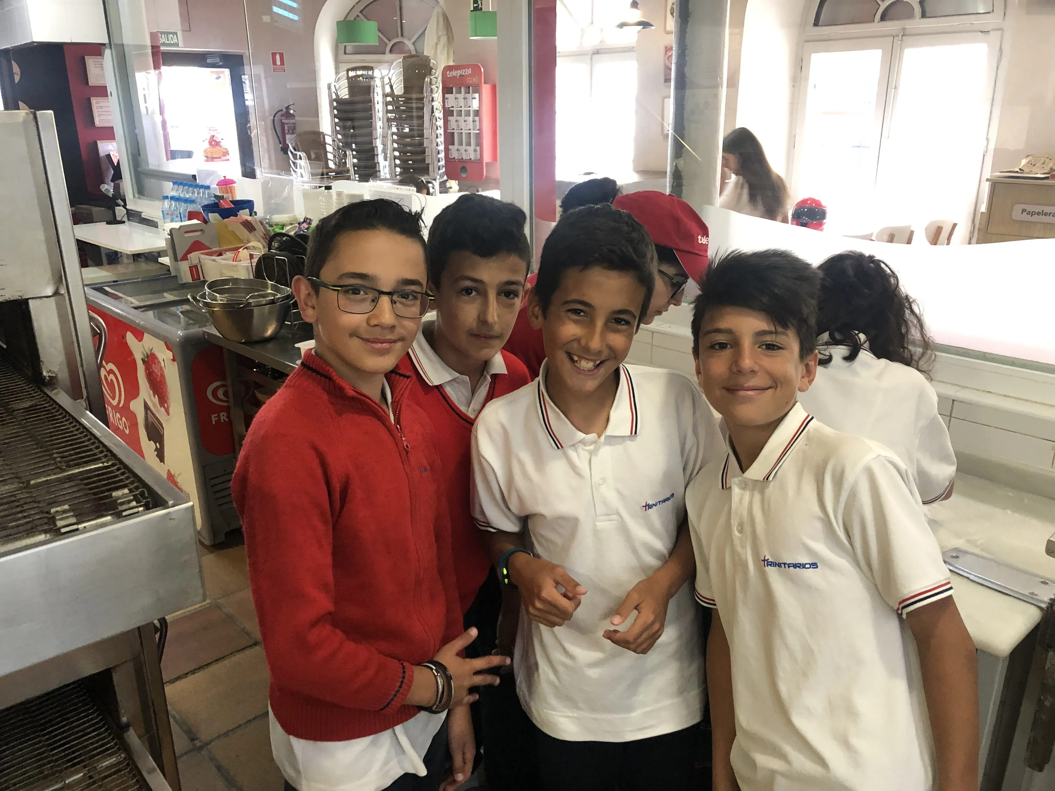 Foto 4 - Los alumnos del Colegio Trinitarios pasan una ma&ntilde;ana entre los fogones del Telepizza