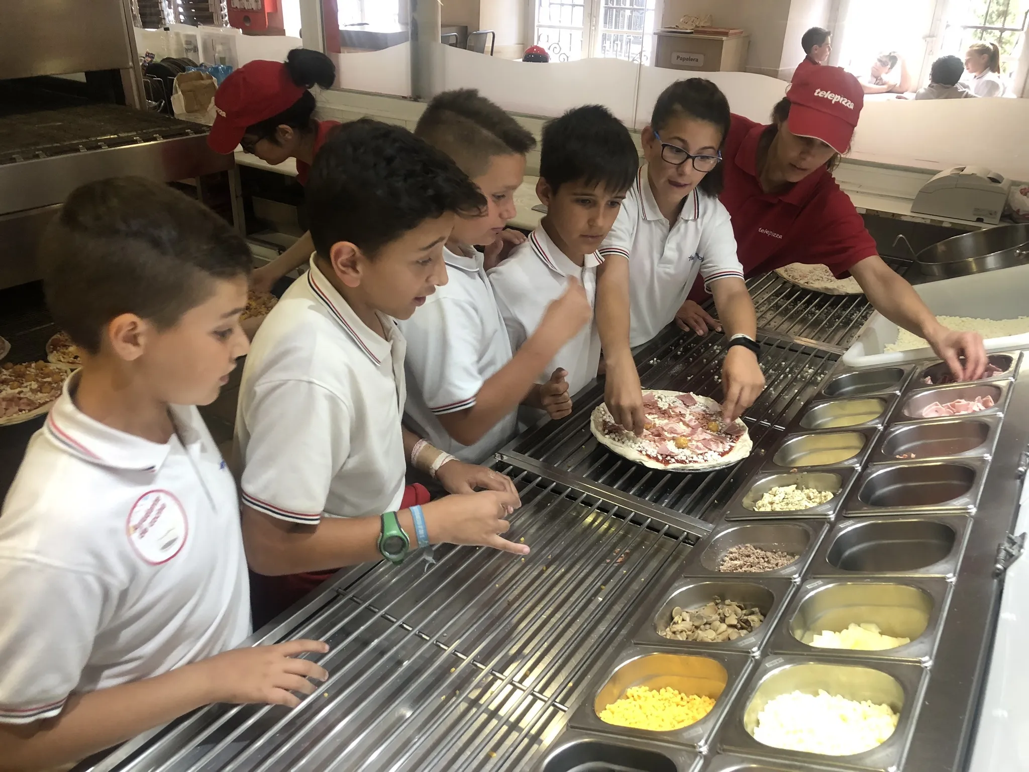 Foto 3 - Los alumnos del Colegio Trinitarios pasan una ma&ntilde;ana entre los fogones del Telepizza
