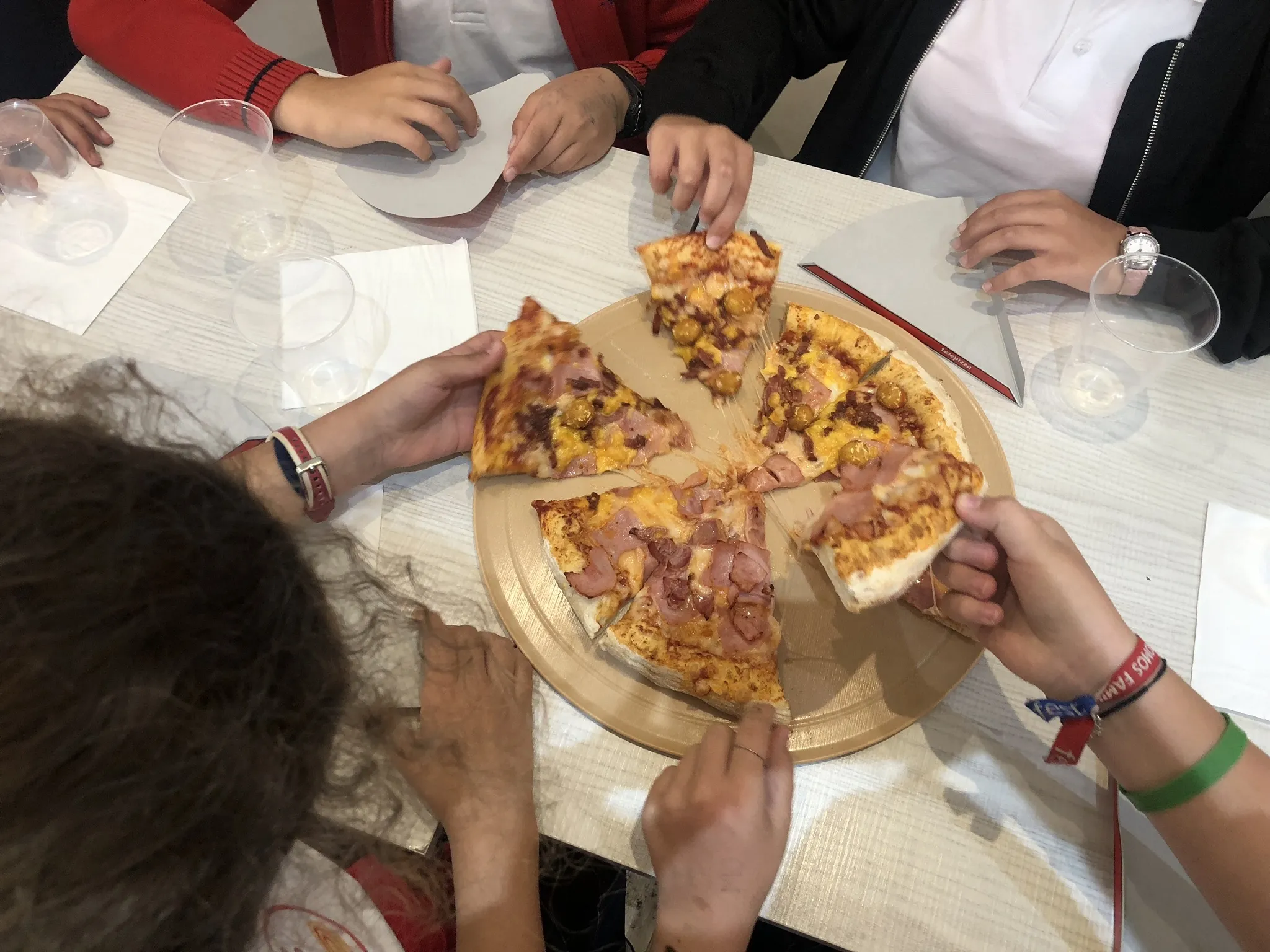 Foto 2 - Los alumnos del Colegio Trinitarios pasan una ma&ntilde;ana entre los fogones del Telepizza