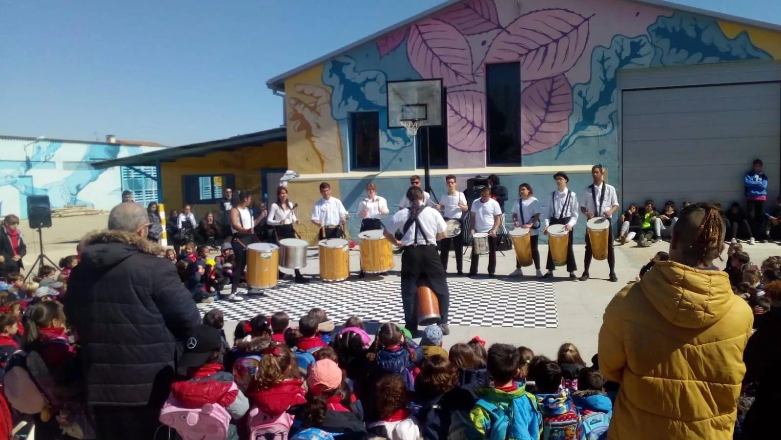 Un grupo de niños y niñas disfrutan de una actividad musical