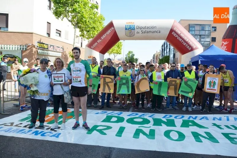 Homenaje a Carmelo Martín antes de iniciarse la carrera / Lydia González
