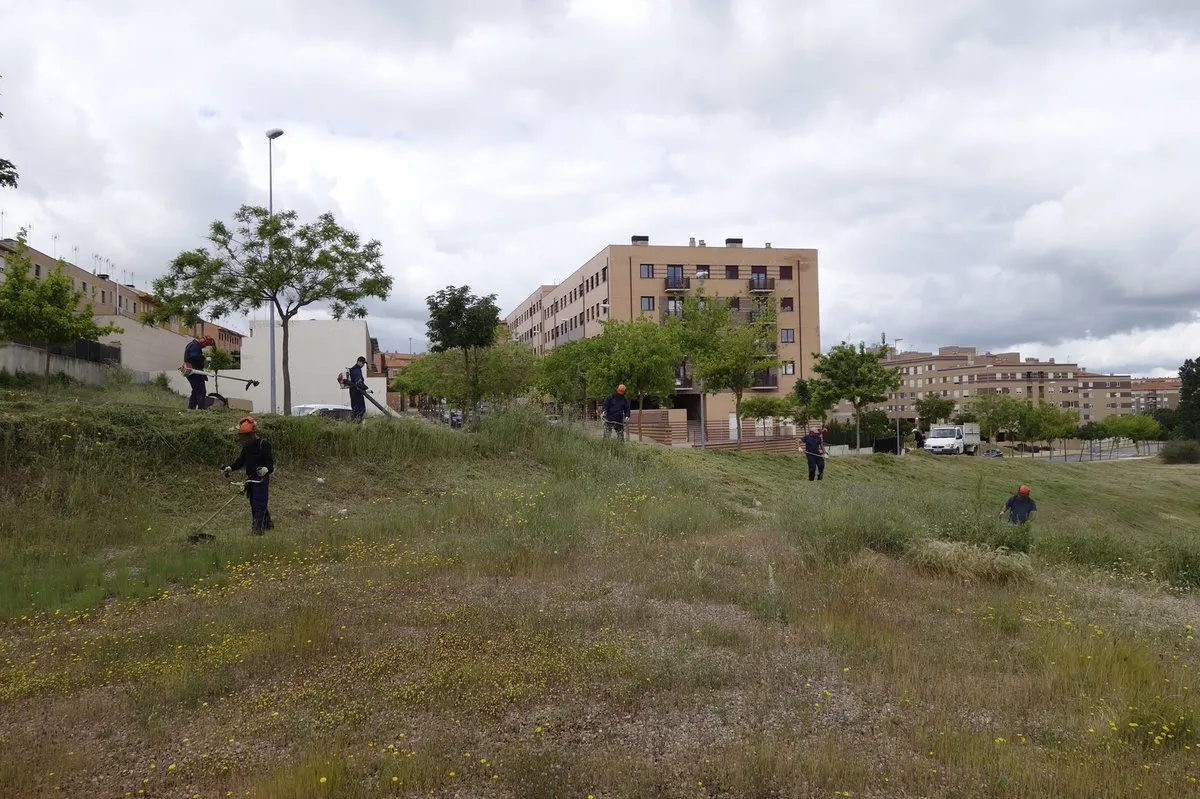 La limpieza de solares es una práctica habitual del Ayuntamiento cuando se acerca el verano