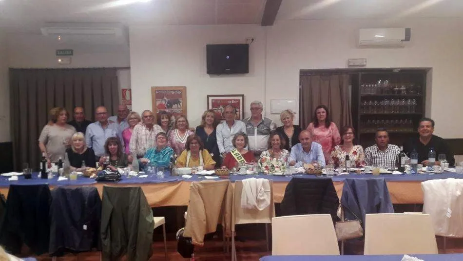 Amparo Martín celebra su jubilación rodeada de sus amigos  