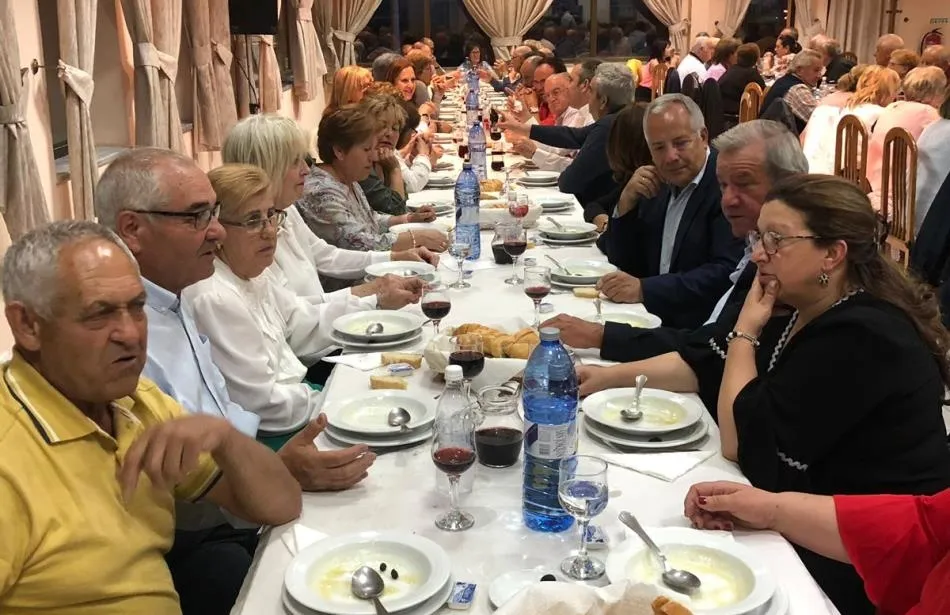 La AECC reúne a un centenar de comensales en una cena benéfica en Fuentes de Oñoro  