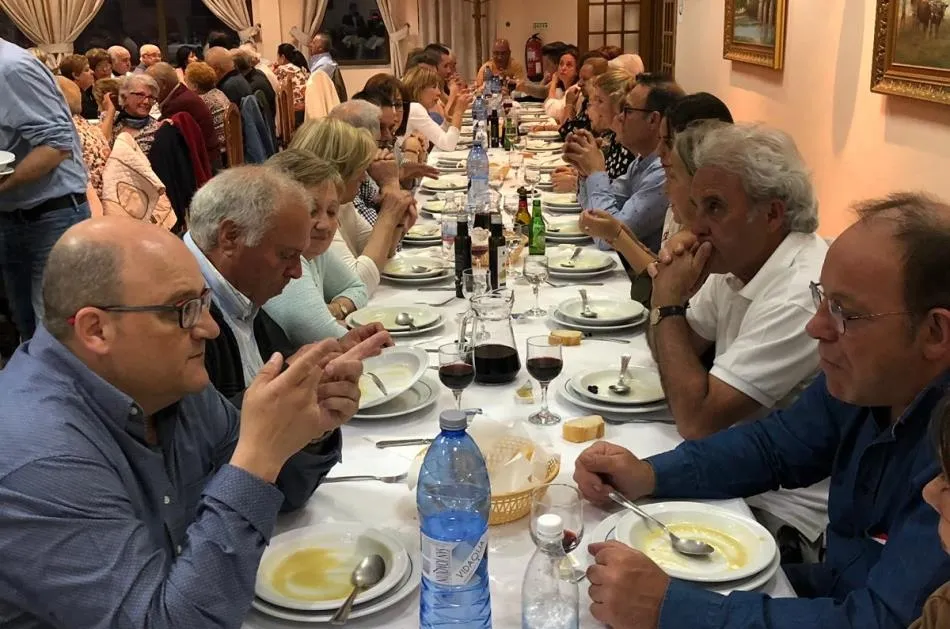 Foto 3 - La AECC re&uacute;ne a un centenar de comensales en una cena ben&eacute;fica en Fuentes de O&ntilde;oro  
