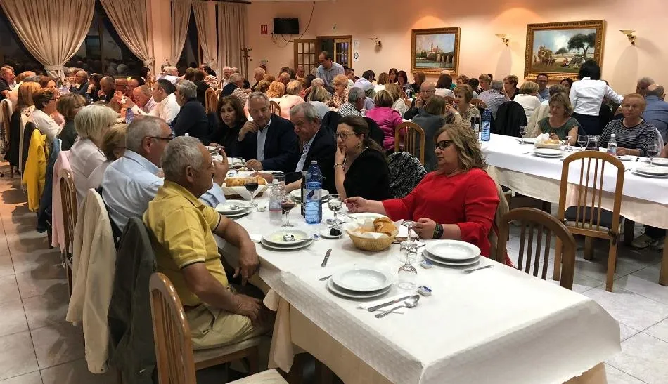 Foto 5 - La AECC re&uacute;ne a un centenar de comensales en una cena ben&eacute;fica en Fuentes de O&ntilde;oro  