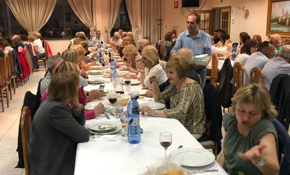 Foto 2 - La AECC re&uacute;ne a un centenar de comensales en una cena ben&eacute;fica en Fuentes de O&ntilde;oro  