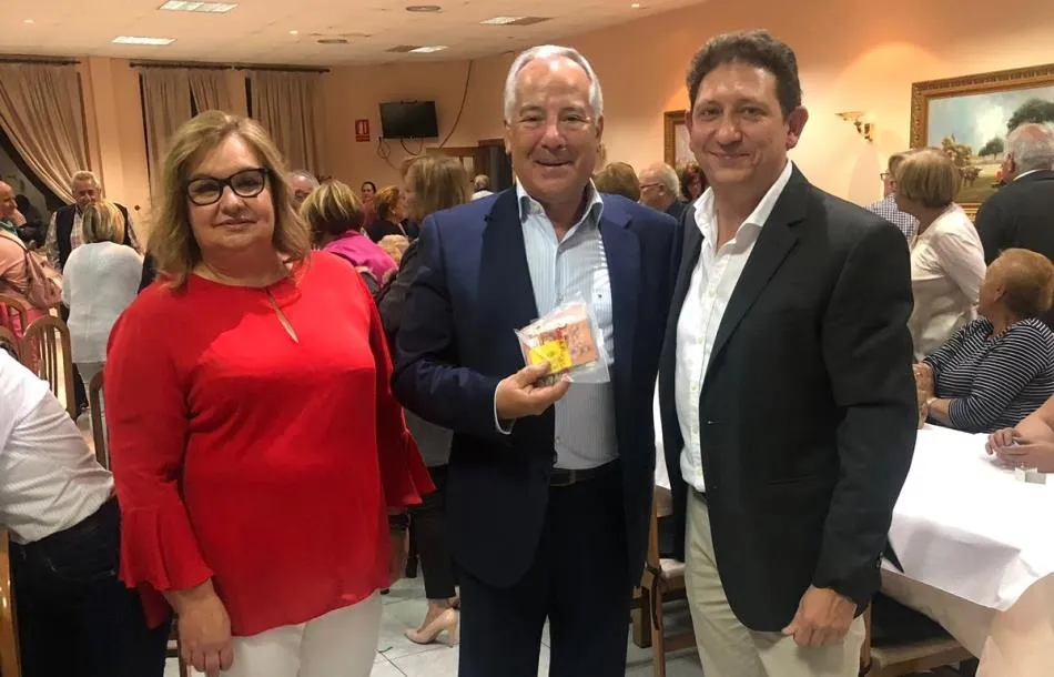 Foto 6 - La AECC re&uacute;ne a un centenar de comensales en una cena ben&eacute;fica en Fuentes de O&ntilde;oro  