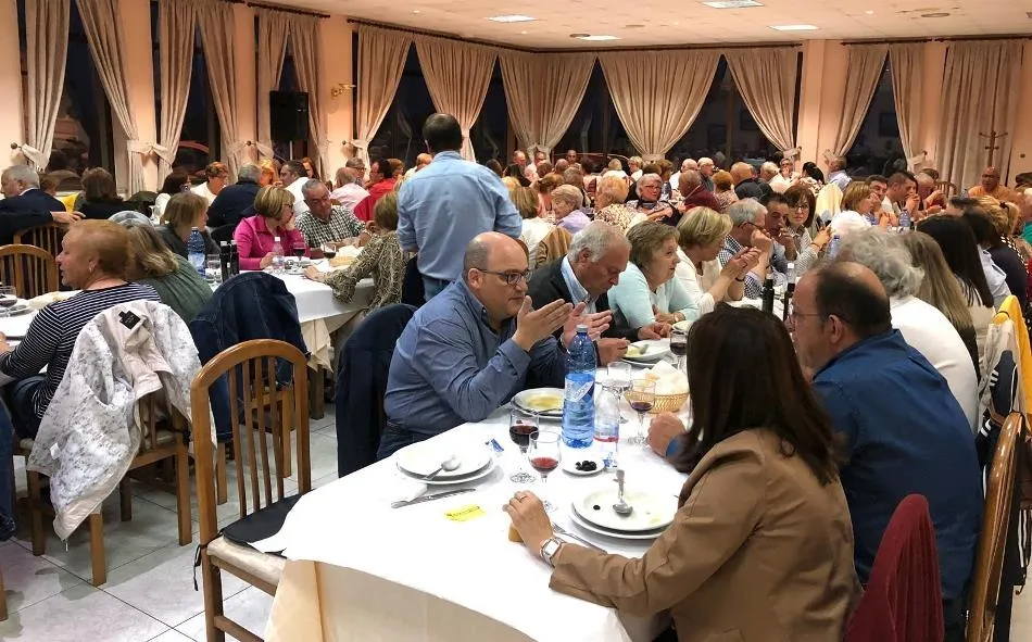 Foto 4 - La AECC re&uacute;ne a un centenar de comensales en una cena ben&eacute;fica en Fuentes de O&ntilde;oro  