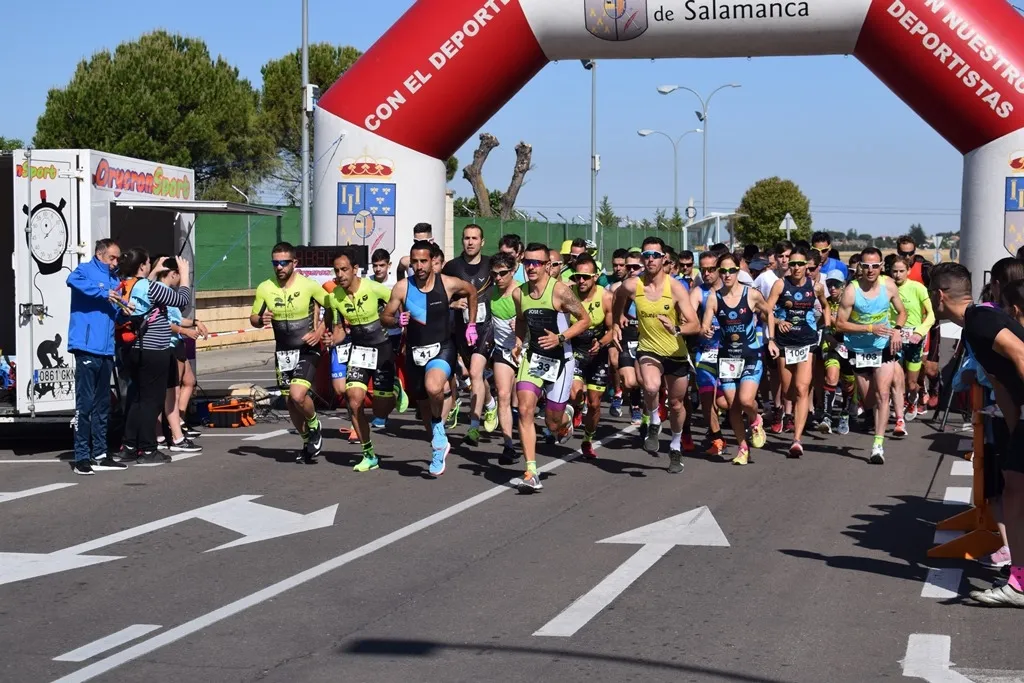 Salida de la prueba absoluta en el Duatlón de Villares de la Reina