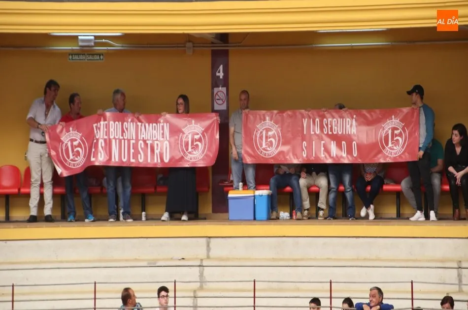 Pancarta desplegada por la Asociación Taurina 15 de Octubre