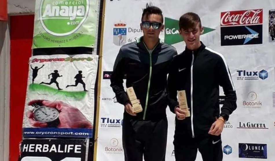 Adrián Moro (izq.) y Andrés Agudo (der.) en el pódium de la prueba celebrada en Villares de la Reina