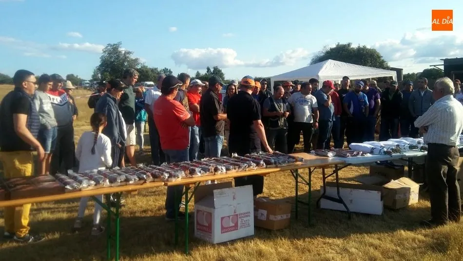 Los aficionados al tiro al plato de la comarca se reunieron en la dehesa de Bañobárez
