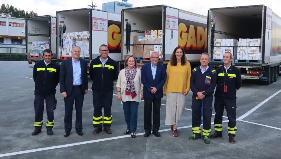 El director de Comunicación, José Luis Fernández Astray; el director de Marketing, Antonio Cortés, y la responsable de RSC, Iria Rodríguez, acompañados por representantes de bancos de alimentos y de personal de la compañía
