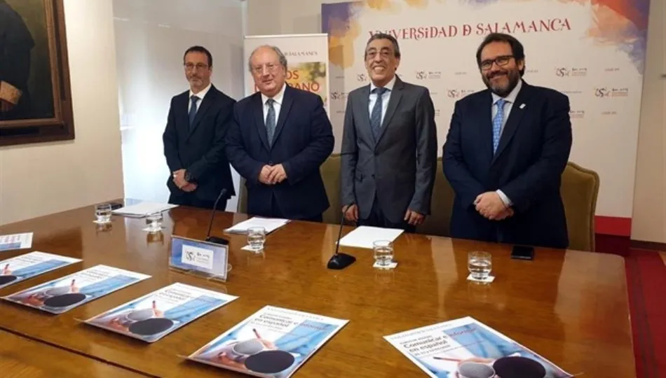 El vicerrector de Política Académica y Participación Social de la USAL, Enrique Cabero; el delegado de la Junta en Salamanca, Bienvenido Mena; el director del Centro Internacional del Español, Jesús Fernández; y el director de la Oficina VIII Centenario,