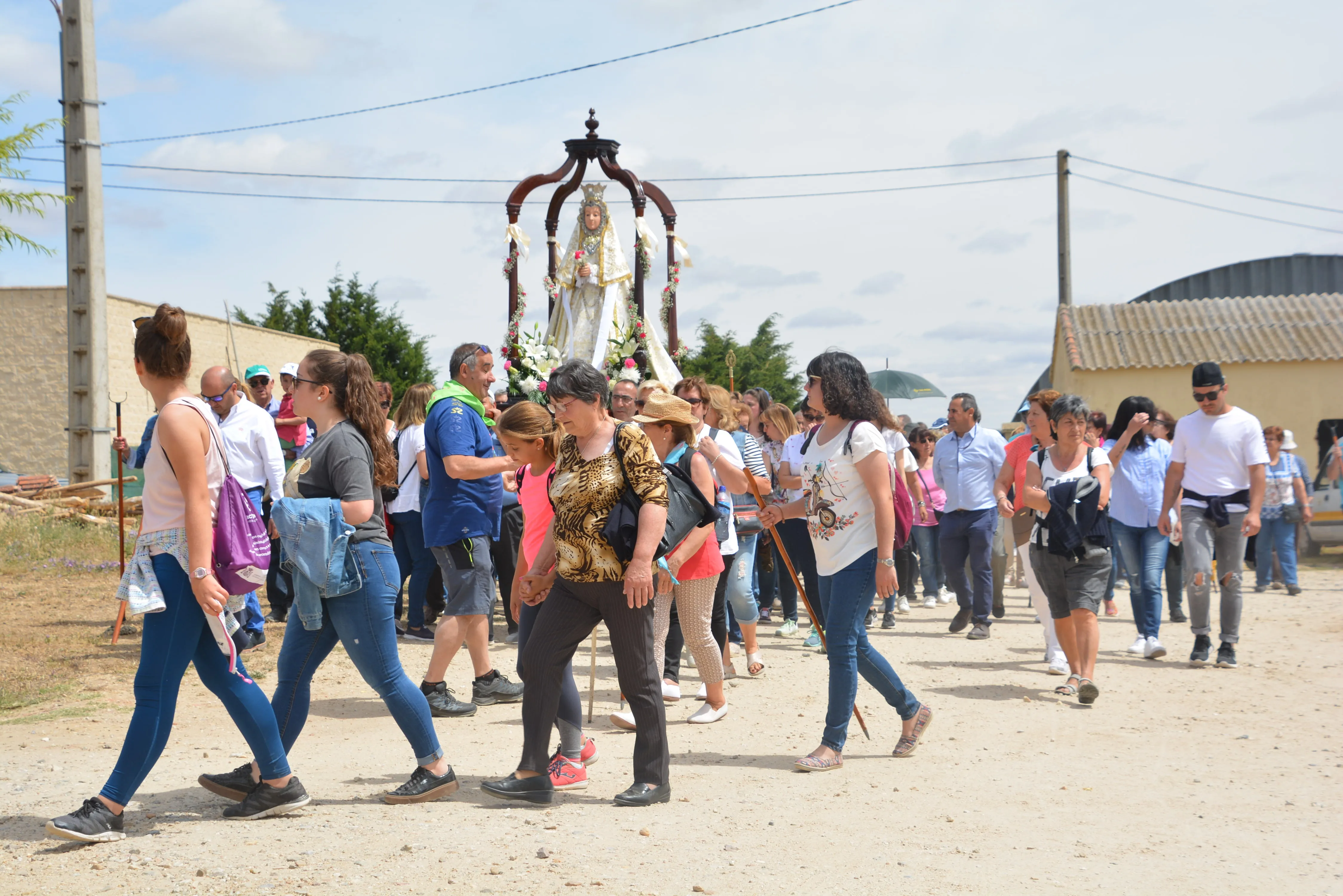 Foto 2 - Cientos de salmantinos acompa&ntilde;an a la Virgen de los Remedios en su tradicional romer&iacute;a