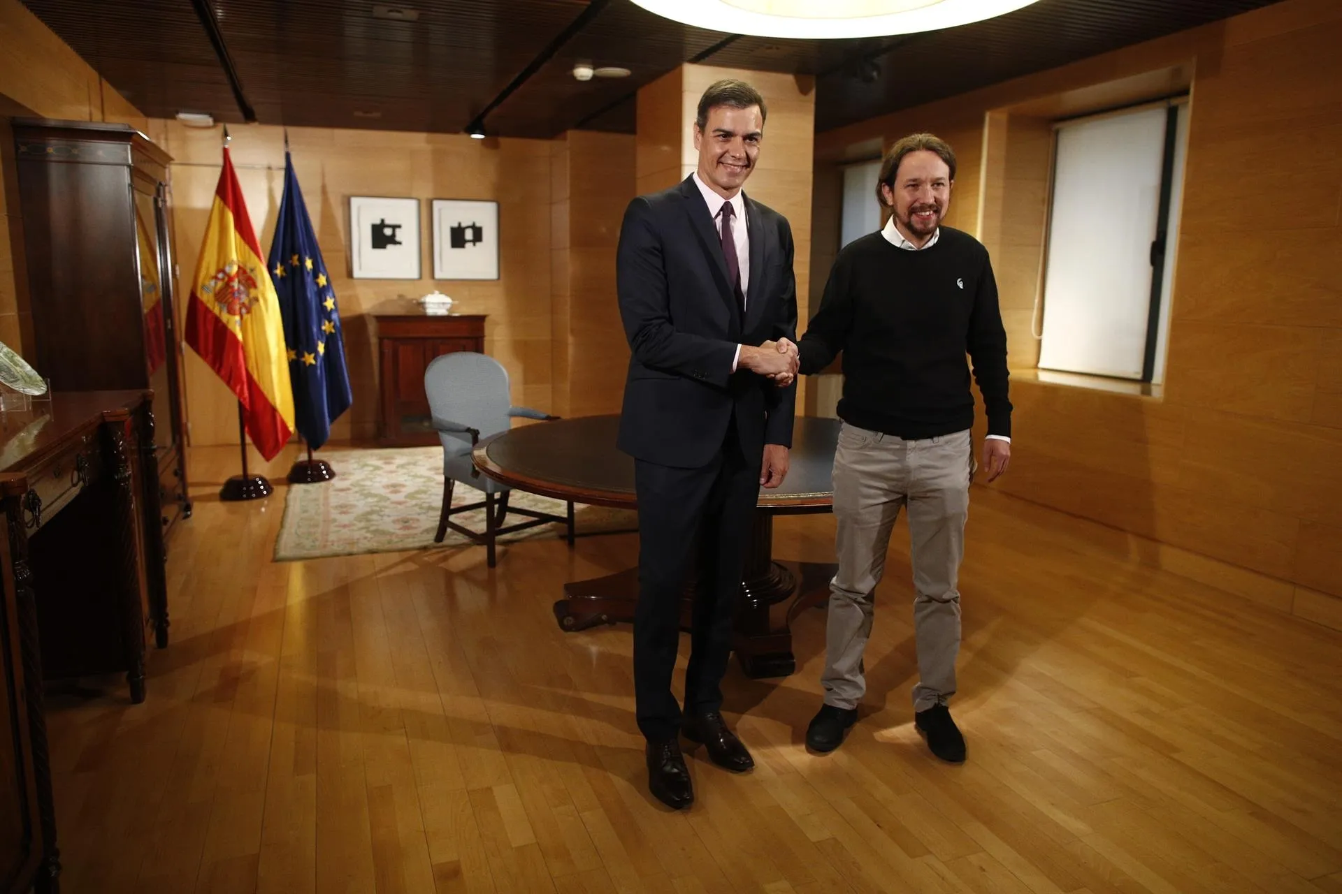 Saludo entre Pablo Iglesias y Pedro Sánchez / Europa Press