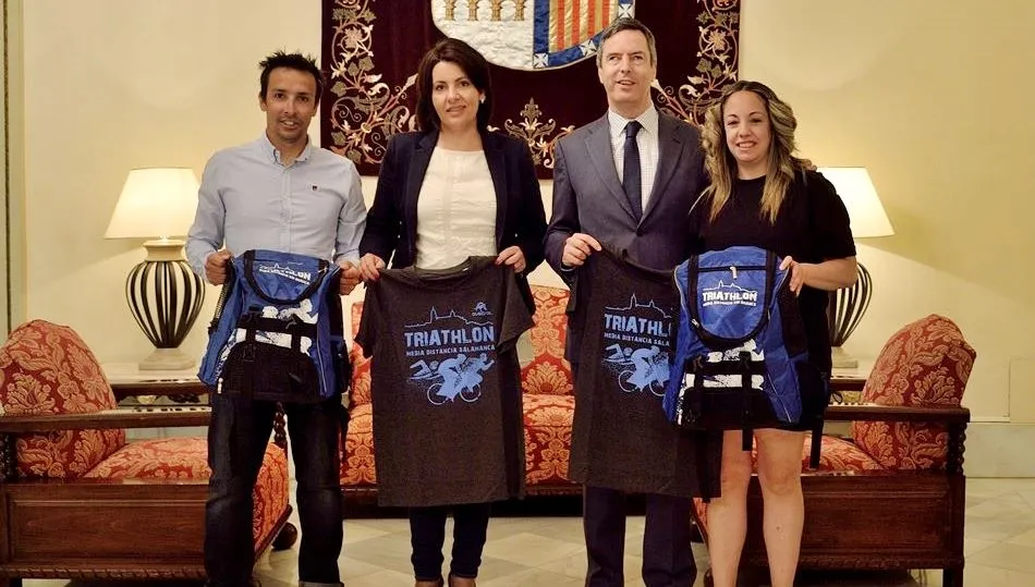 Presentación del Campeonato de España de Triatlón de Larga Distancia en el Ayuntamiento, con la presencia del concejal de Deportes, Enrique Sánchez Guijo, en el centro