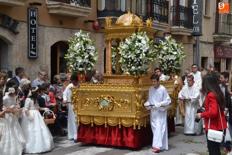 El Administrador Apostólico invita a los niños de 1ª Comunión a participar en la procesión del ...