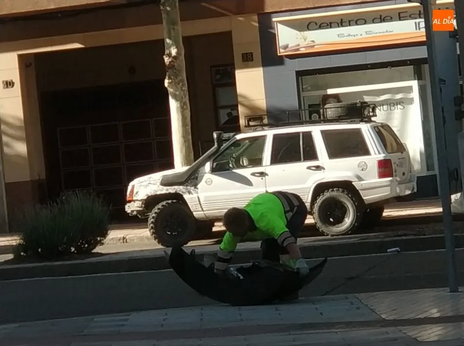 Un operario recoge parte de un vehículo / Lydia González