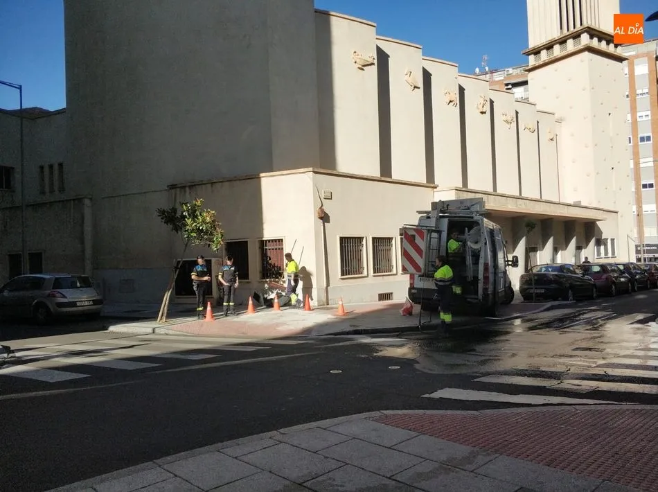 Foto 2 - Susto por un gran choque entre dos coches en la confluencia entre la calles Agricultura y Bol&iacute;var
