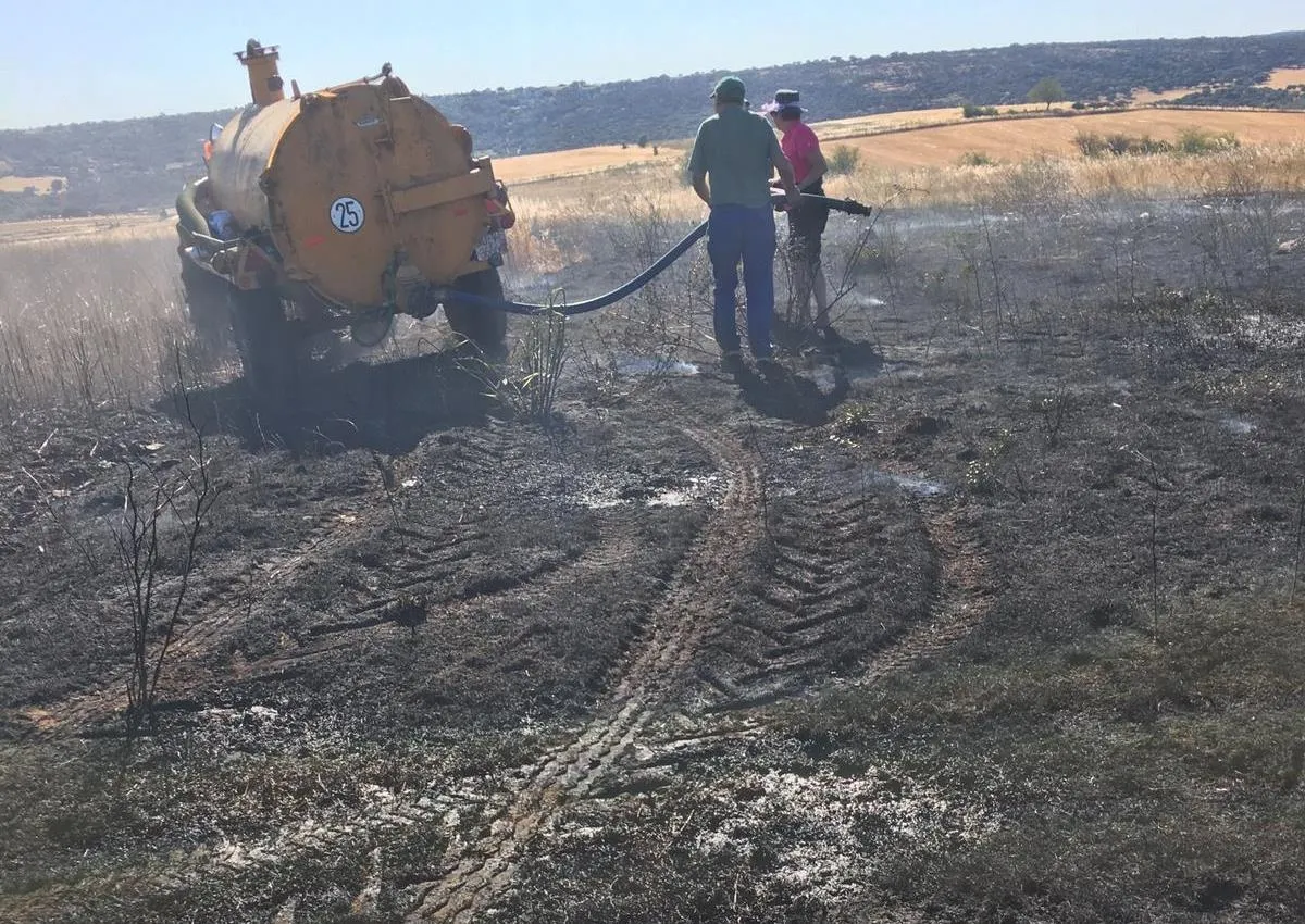 Foto 4 - Bomberos portugueses participan en la extinci&oacute;n de un incendio en La Alameda de Gard&oacute;n  