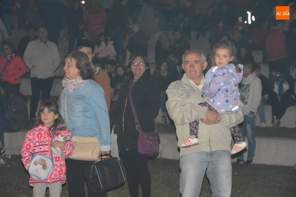 Foto 7 - Los &eacute;xitos de la m&uacute;sica disco de los 70 y 80 ponen el broche a la jornada festiva