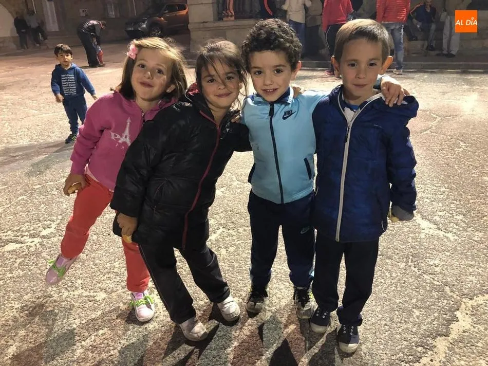 Foto 10 - Los vecinos de Villarino celebran la noche de San Juan con la tradicional hoguera de senserina  