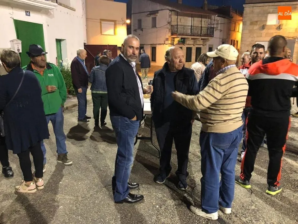 Foto 8 - Los vecinos de Villarino celebran la noche de San Juan con la tradicional hoguera de senserina  