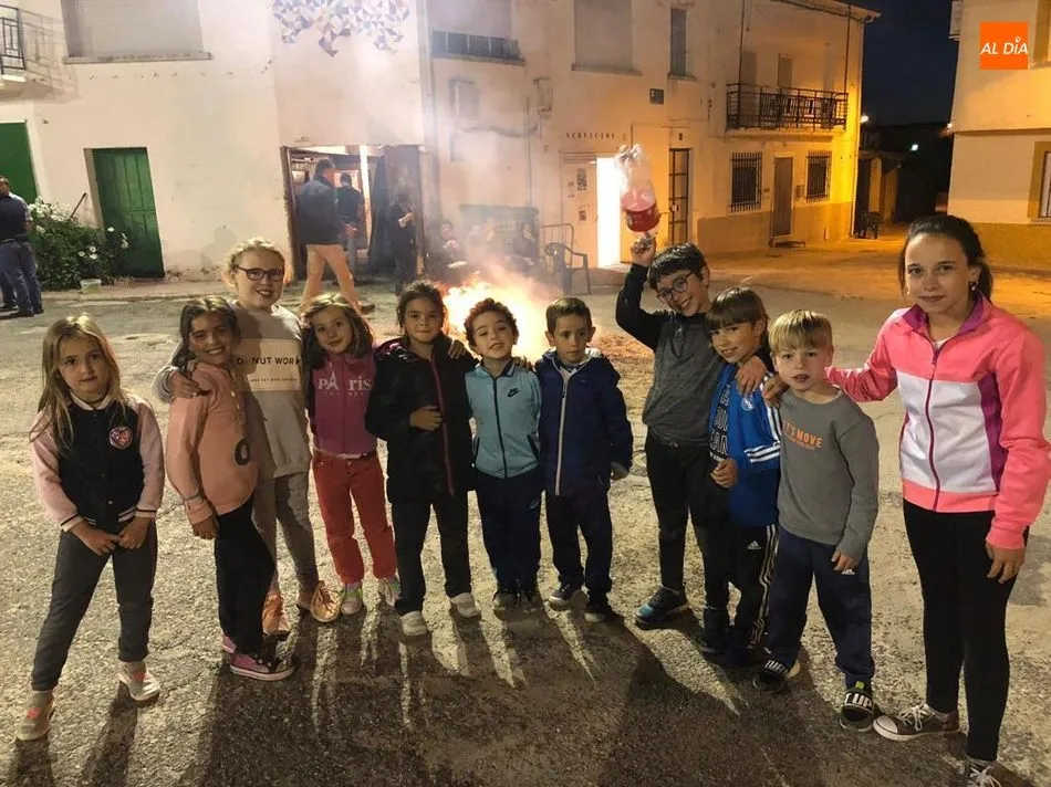 Foto 7 - Los vecinos de Villarino celebran la noche de San Juan con la tradicional hoguera de senserina  