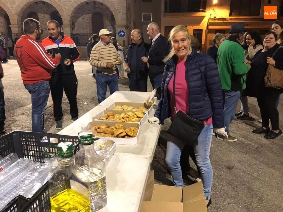 Foto 6 - Los vecinos de Villarino celebran la noche de San Juan con la tradicional hoguera de senserina  