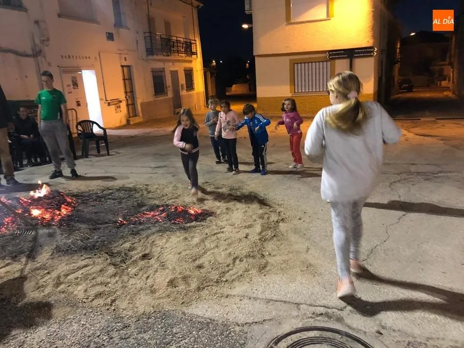 Foto 5 - Los vecinos de Villarino celebran la noche de San Juan con la tradicional hoguera de senserina  