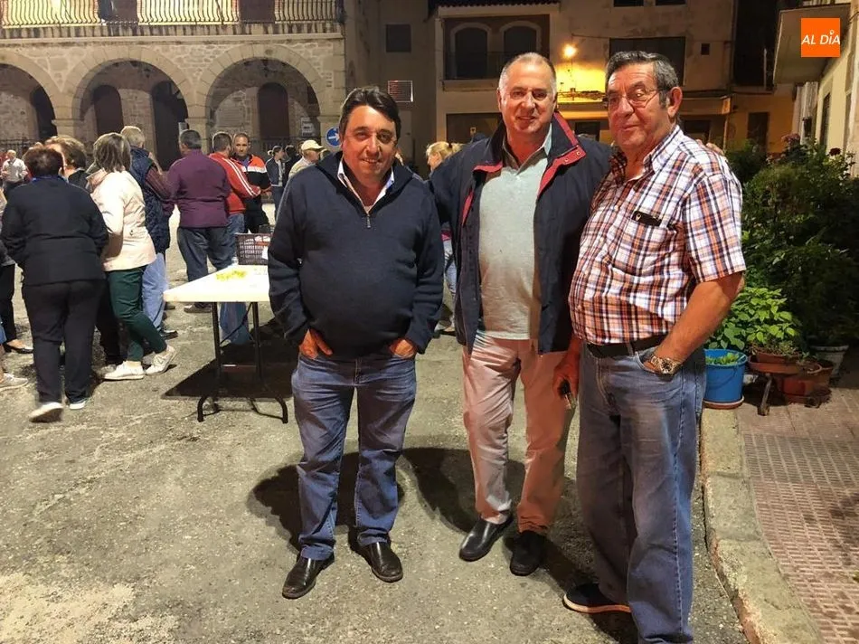 Foto 4 - Los vecinos de Villarino celebran la noche de San Juan con la tradicional hoguera de senserina  