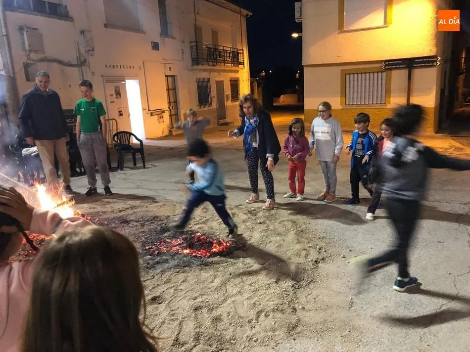 Foto 3 - Los vecinos de Villarino celebran la noche de San Juan con la tradicional hoguera de senserina  