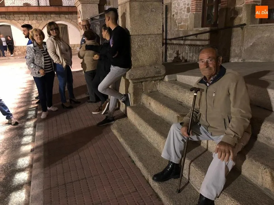 Foto 2 - Los vecinos de Villarino celebran la noche de San Juan con la tradicional hoguera de senserina  