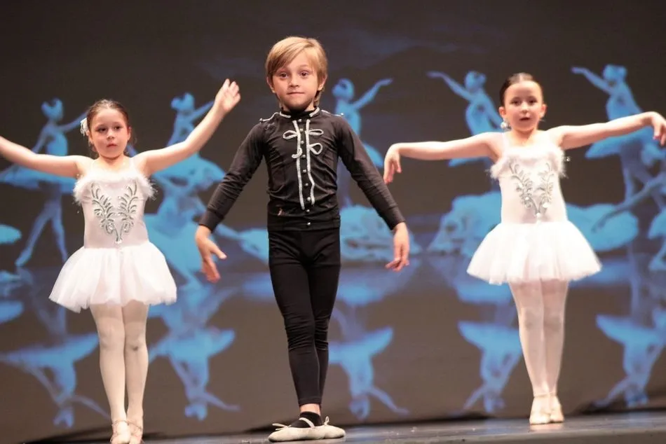 Foto 5 - Terpsicore, musa de la danza, baja a la escuela municipal Jos&eacute; Lid&oacute;n